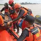 Proses evakuasi nahkoda kapal tongkang yang tenggelam usai tabrakan dengan kapal lainnya di perairan Sungai Musi di Kabupaten Banyuasin Sumsel (Dok. Humas Basarnas Palembang / Nefri Inge)