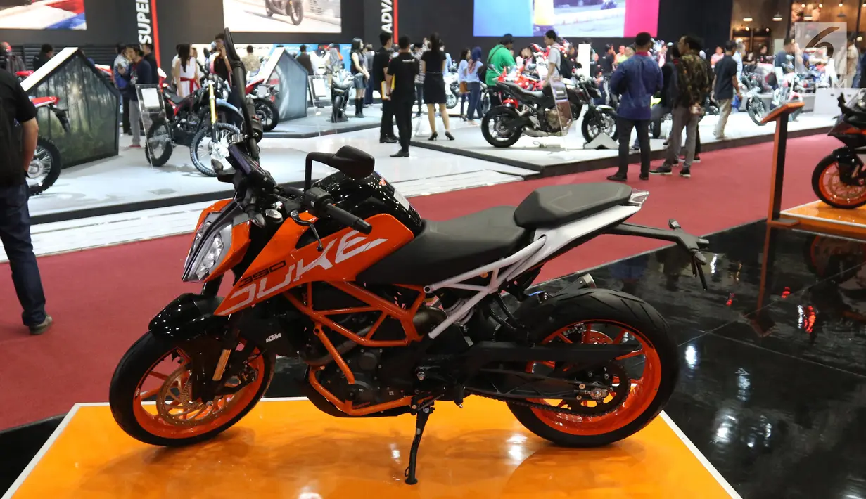 Motor dipamerkan dalam Indonesia Motorcycle Show (IMOS) 2018 di JCC, Jakarta, Rabu (31/10). IMOS 2018 berlangsung pada 31 Oktober hingga 4 November 2018. (Liputan6.com/Angga Yuniar)