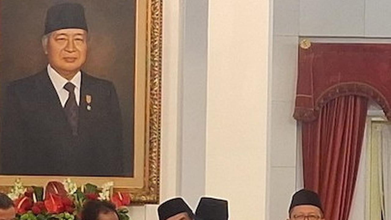 Momen Mahfud Salami Anwar Usman di Istana Negara