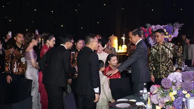 Meriah! 6 Potret Gaya Presiden Jokowi dan Ibu Negara Iriana Hadiri Resepsi Pernikahan Rizky Febian dan Mahalini