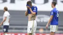 Striker Leicester City, Jamie Vardy, menutup wajahnya saat melawan Tottenham Hotspur pada laga Premier League di London, Minggu (19/7/2020). Tottenham Hotspur menang tiga gol tanpa balas. (Michael Regan/Pool Photo via AP)