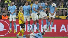 Tembok pertahanan Manchester City menghadang tendangan bebas pemain gelandang Borussia Dortmund  Thorgan Hazard pada matchday 5 Grup G Liga Champions 2022/2023 di Signal Iduna Park, Rabu (26/10/2022) dini hari WIB. Kedua tim mencatatkan beberapa peluang dalam pertandingan ini, tetapi mereka gagal mengubahnya menjadi gol. (AP Photo/Martin Meissner)