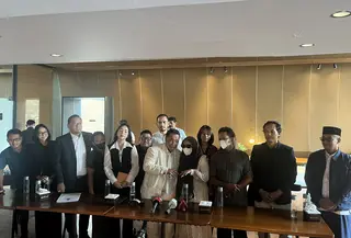 Hotman Paris dampingi santriwati korban pelecehan di Ponpes Pati. (Liputan6.com/Muhammad Radityo)