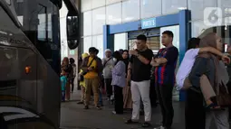 Terminal Pulogebang dipadati masyarakat yang hendak menikmati libur panjang Waisak menuju sejumlah lokasi seperti Pulau Sumatera dan Jawa. (Liputan6.com/Herman Zakharia)