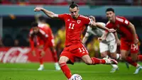 Pemain Timnas Wales, Gareth Bale mencetak gol lewat eksekusi penalti ke gawang Timnas Amerika Serikat dalam laga matchday pertama Grup B Piala Dunia 2022 di Ahmad Bin Ali Stadium, Doha, Qatar, Selasa (22/11/2022) dini hari WIB. (AFP/Jewel Samad)