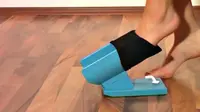 Suatu alat sederhana dibuat untuk membantu memasang kaos kaki.