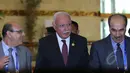 Menlu Palestina Riyad al-Maliki (tengah) saat ditemui di Gedung JCC, Jakarta, Senin (20/4/2015). Riyad al-Maliki mempunyai harapan besar pada KAA yang digelar di Jakarta dan Bandung. (Liputan6.com/Herman Zakharia)