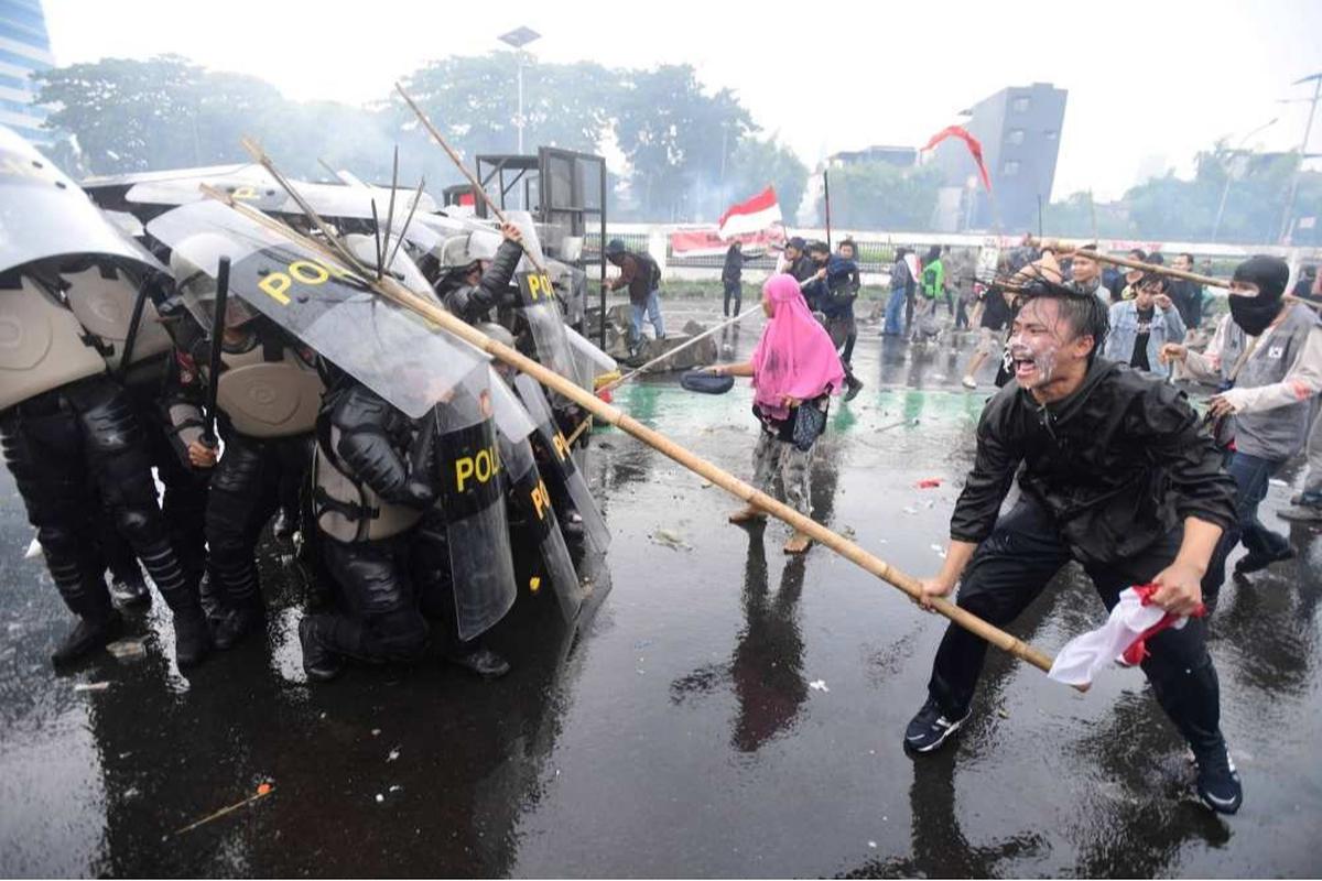 Bentrokan Panas Pengunjuk Rasa vs Polisi di DPR