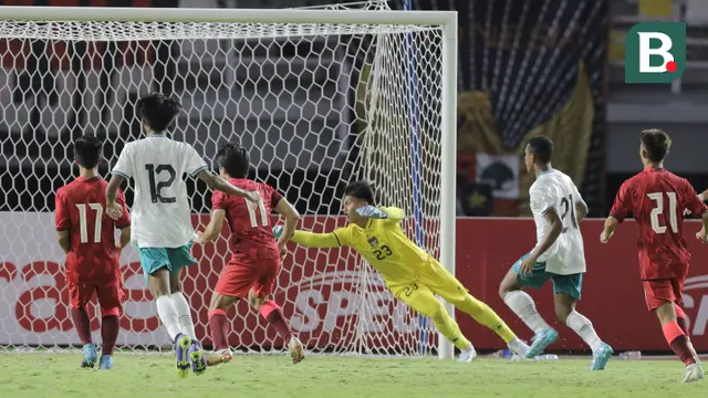Foto: Aksi Penjaga Gawang Timnas Indonesia U-20 Pelapis Cahya Supriadi saat Mengagalkan Penalti Hong Kong