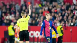 Pertandingan ini berlangsung cukup seru dan sengit. Laga ini juga diwarnai oleh kartu merah untuk Fermin Lopez. (AP Photo/Jose Breton)