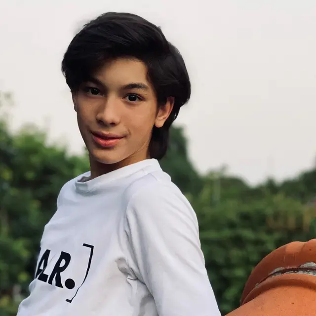 6 Potret Terbaru Eddie Meijer Anak Maudy Koesnaedi, Kini Tampil Gondrong