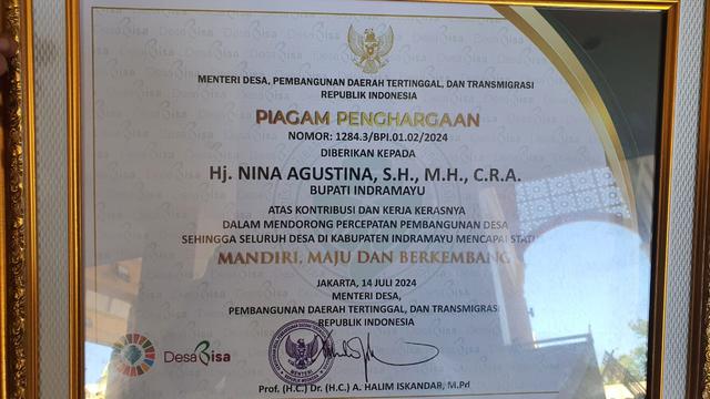 Piagam Penghargaan yang diberikan oleh Menteri Desa, Pembangunan Daerah Tertinggal, dan Transmigrasi (PDTT) Republik Indonesia, A. Halim Iskandar kepada Bupati Indramayu, Nina Agustina (Istimewa)