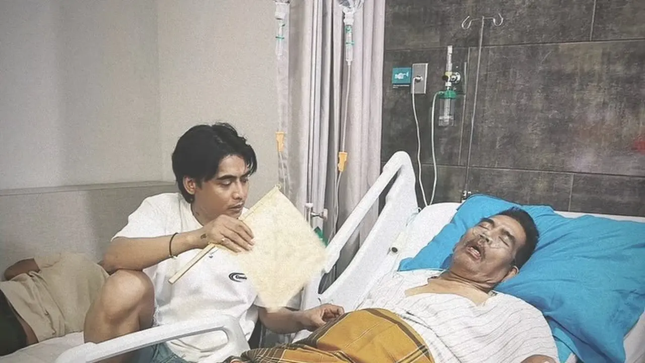 Ayah Charly Van Houten terbaring di rumah sakit