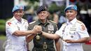 Mayjen TNI (Mar) Bambang Suswantono, Panglima TNI Jenderal Gatot Nurmantyo dan Brigjen TNI (Mar) Suhartono melakukan salam komando usai sertijab Komandan Pasukan Pengamanan Presiden (Danpaspampres) di Jakarta, Selasa (14/3). (Liputan6.com/Faizal Fanani)
