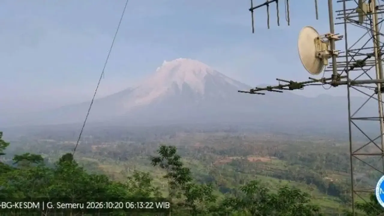 Gunung Semeru erupsi