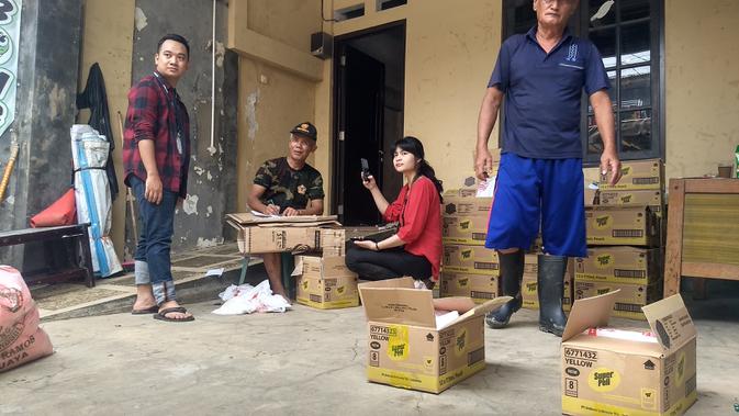 Alfatrex menyalurkan bantuan alat-alat sanitasi ke warga terdampak banjir di Perumahan PGP Jatiasih, Bekasi. (Foto: Liputan6/ Bam Sinulingga)