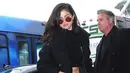 Sejak menjalin hubungan dengan The Weeknd, kehidupan Selena semakin tersorot. Terlebih saat keduanya pamer ciuman di depan umum. Kali ini Selena dikabarkan memamerkan perut seksinya ketika berada di kawasan Los Angeles. (doc.dailymail.com)
