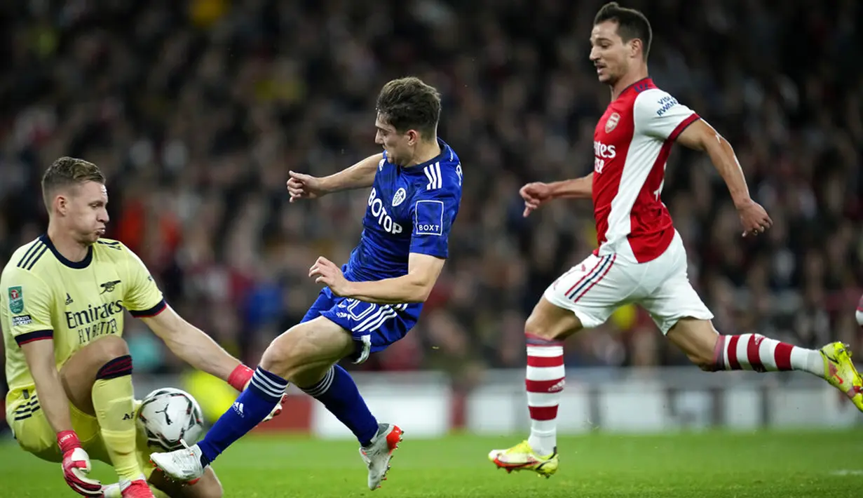 Penjaga gawang Arsenal Bernd Leno (kiri) melakukan penyelamatan terhadap pemain Leeds United Daniel James (tengah) pada pertandingan Piala Liga Inggris di Emirates Stadium, London, Inggris, 26 Oktober 2021. Arsenal menang 2-0. (AP Photo/Matt Dunham)