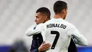 Striker Portugal, Cristiano Ronaldo, berpelukan dengan striker Prancis, Kylian Mbappe, usai laga UEFA Nations League di Stadion Stade de France, Senin (12/10/2020). Kedua tim bermain imbang 0-0. (AFP/Franck Fife)