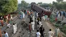 Warga berkumpul di lokasi tabrakan dua kereta api di Multan, Pakistan, Kamis (15/9). Tabrakan terjadi antara rangkaian Kereta Awam Express tujuan Karachi menabrak kereta kargo sekitar 25 kilometer dari Kota Multan. (REUTERS/Khalid Chaudry)