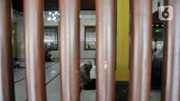 Setelah melihat serambi, di ruangan utama masjid terdapat saka guru atau tiang masjid yang berjumlah empat buah semuanya masih asli dan terbuat dari kayu jati. (merdeka.com/Iqbal S. Nugroho)