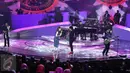 Penampilan Arsy Widianto bersama Grup musik Hivi berkolaborasi dengan musisi Yovie Widianto saat konser “Beranda Cinta Yovie & His Friends”, di Studio 6 Emtek City, Jakarta, Rabu (3/5). (Liputan6.com/Herman Zakharia)