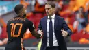 Frank de Boer. Meski tampil perkasa di fase grup, Frank de Boer dan pasukannya harus rela tersingkir dari kuda hitam Republik Ceska di babak 16 besar. Frank de Boer pun dipecat KNVB pada 29 Juni lalu meski belum genap satu tahun menukangi Tim Oranye. (Foto: AFP/Pool/Koen van Weel)