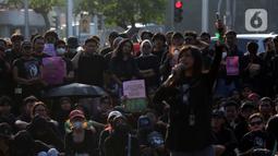 Mereka mengikuti gelaran Aksi Kamisan yang ke-876, sebuah aksi damai yang digelar setiap Kamis sore sejak 2007 silam. (Liputan6.com/Helmi Fithriansyah)