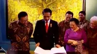 Presiden Jokowi pamerkan sejumlah lukisan langka koleksi Istana Kepresidenan. 