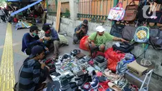 Warga mencari barang bekas di Kebayoran Vintage, Jakarta, Rabu (30/9/2020). Selama masa pandemi penjualan barang-barang bekas  rumah tangga di meningkat hingga 75 % dimana warga menjual barang-barang miliknya untuk mencukupi kebutuhan hidup sehari-hari. (merdeka.com/Arie Basuki)