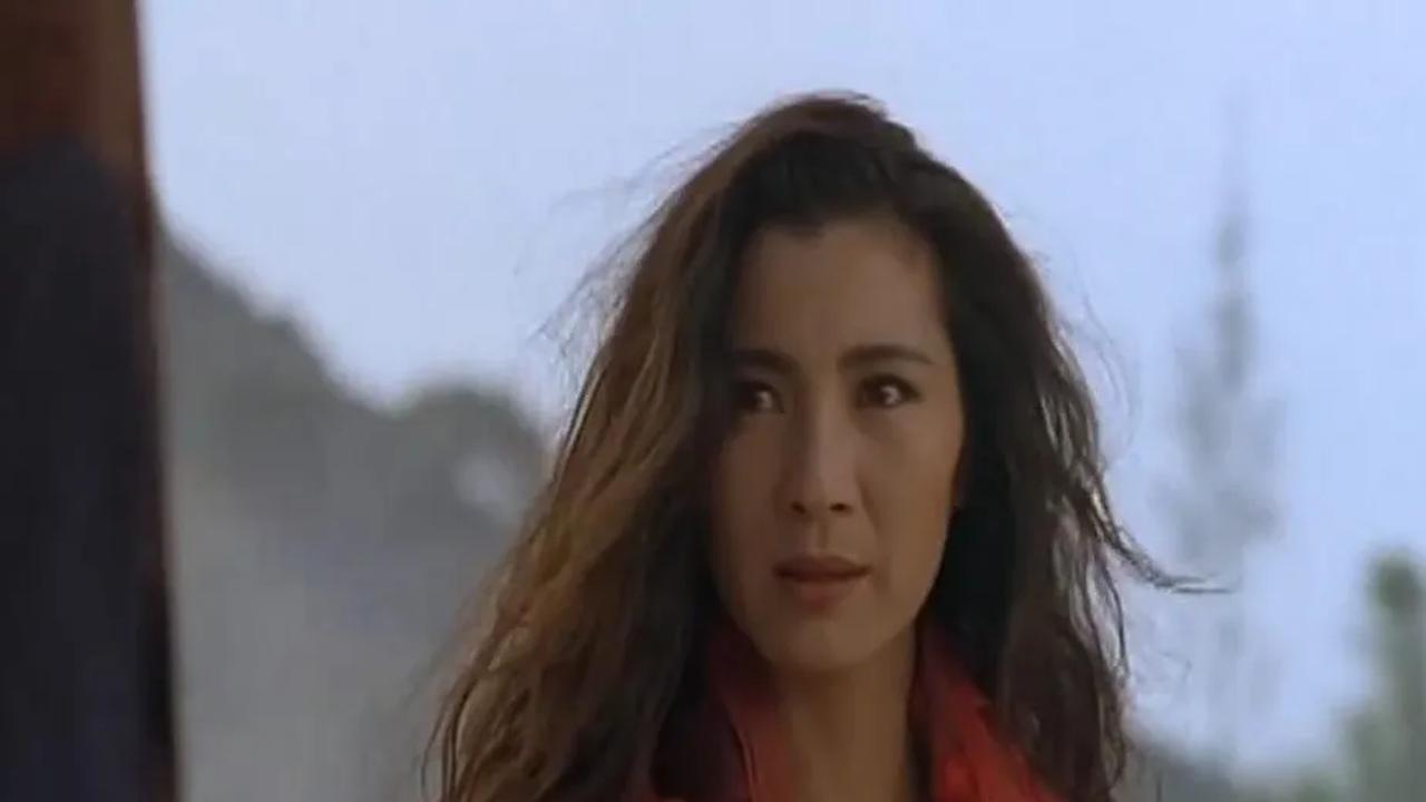 6. Michelle Yeoh sempat membintangi The Heroic Trio (1993).