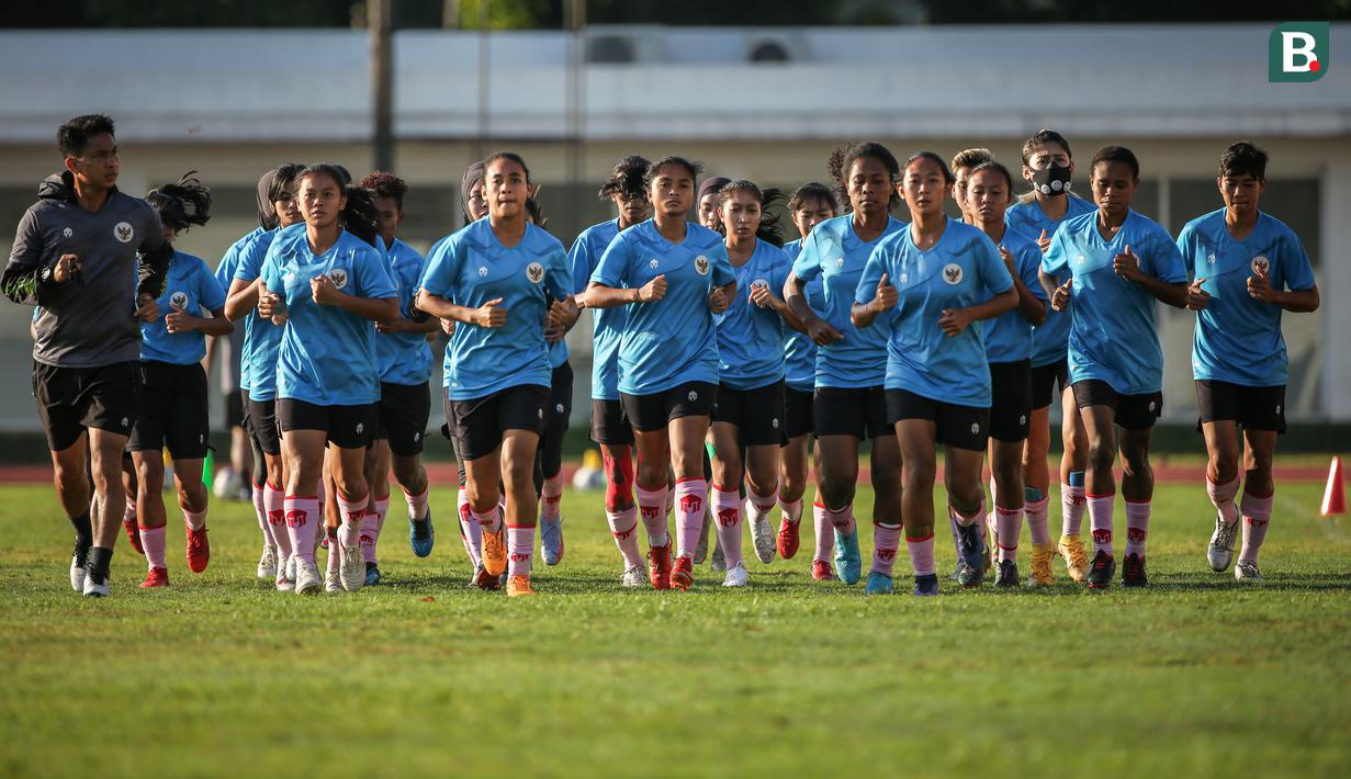 Timnas Wanita Indonesia melakukan pemanasan saat sesi latihan persiapan Piala Asia Wanita 2022 di Stadion Madya, Jakarta, Jumat (07/01/2021). Skuat Garuda Pertiwi dijadwalkan akan menghadapi Australia di laga perdananya yang berlangsung pada 21 Januari mendatang. (Bola.com/Bagaskara Lazuardi)
