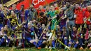 Para pemain Barcelona berpose dengan  trofi Copa del Rey setelah memenangkan pertandingan melawan Sevilla pada babak final di stadion Wanda Metropolitano di Madrid, Spanyol (21/4). Barcelona menang telak 5-0.  (AP Photo / Paul White)