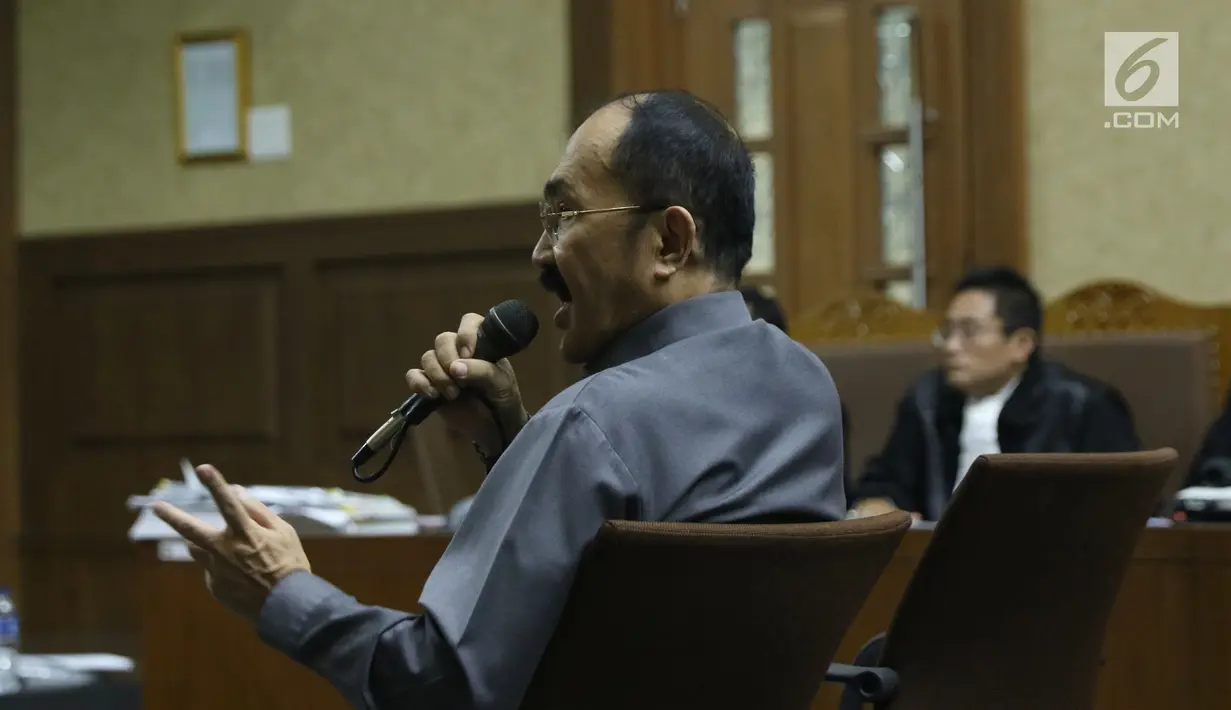 Terdakwa dugaan merintangi penyidikan korupsi e-KTP, Fredrich Yunadi menanggapi pernyataan JPU KPK di hadapan majelis hakim saat sidang lanjutan di Pengadilan Tipikor, Jakarta, Senin (30/4). (Liputan6.com/Helmi Fithriansyah)