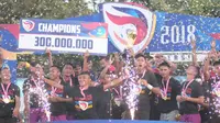 Persik Kediri merayakan pesta juara Liga 3 musim 2018 setelah menang agregat 3-2 atas PSCS Cilacap, Minggu (30/12/2018). (Vincentius Atmaja)     
