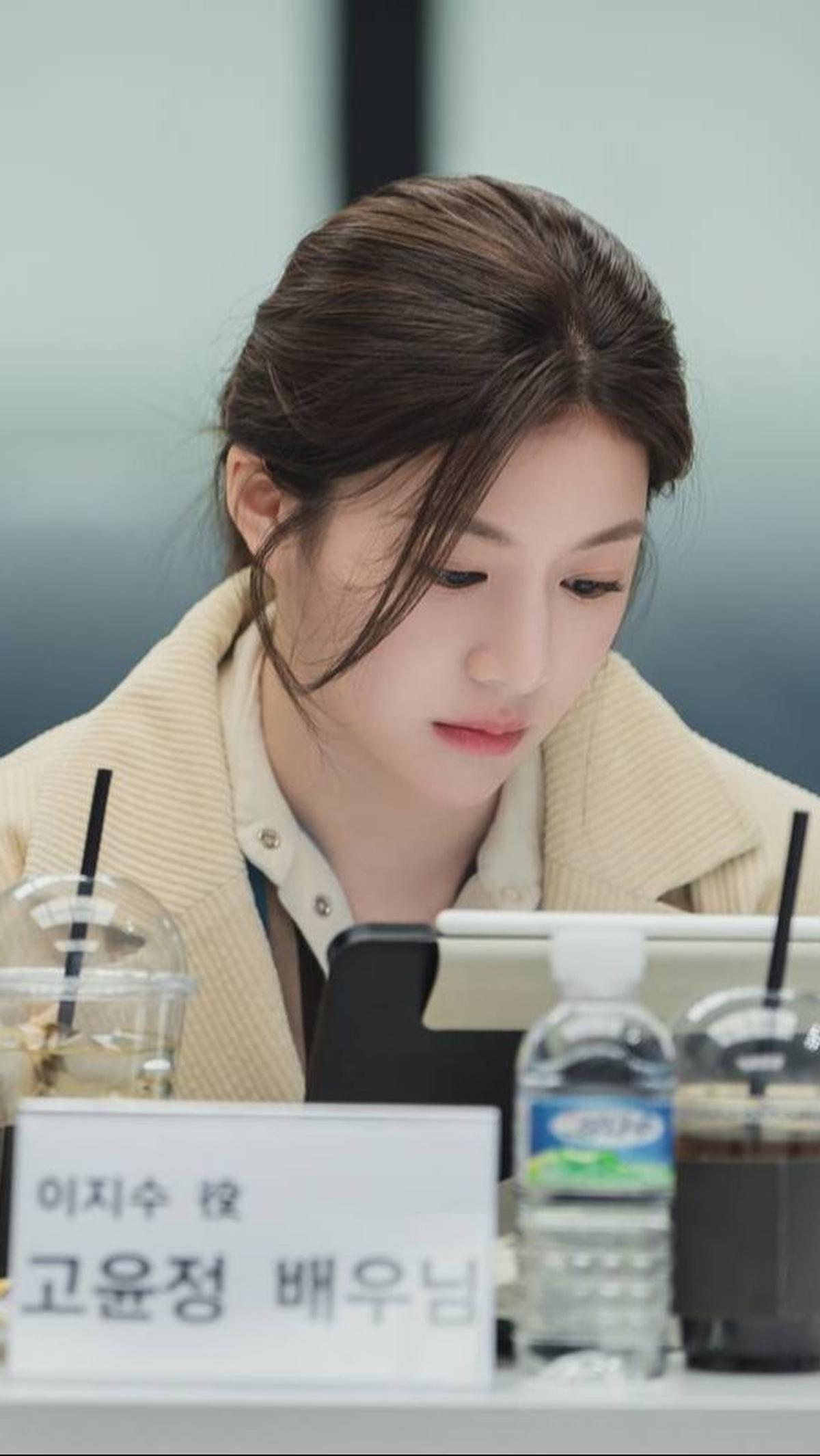 Go Yoon Jung, berusia 26 tahun, memulai debutnya dalam drama Korea pada 2019 dan telah meraih popularitas melalui perannya di "Sweet Home" dan "Law