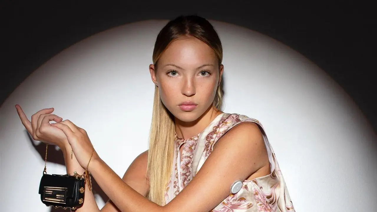 Potret Putri Kate Moss Pamer Alat Pantau Diabetes Saat Bintangi Iklan Versace-Fendi