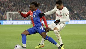 Pemain Manchester United, Casemiro, berebut bola dengan Crystal Palace, Eberechi Eze, dalam laga pekan ke-36 Premier League 2023/2024 yang digelar di Selhurst Park, Selasa (7/5/2024). (AP Photo/Ian Walton)