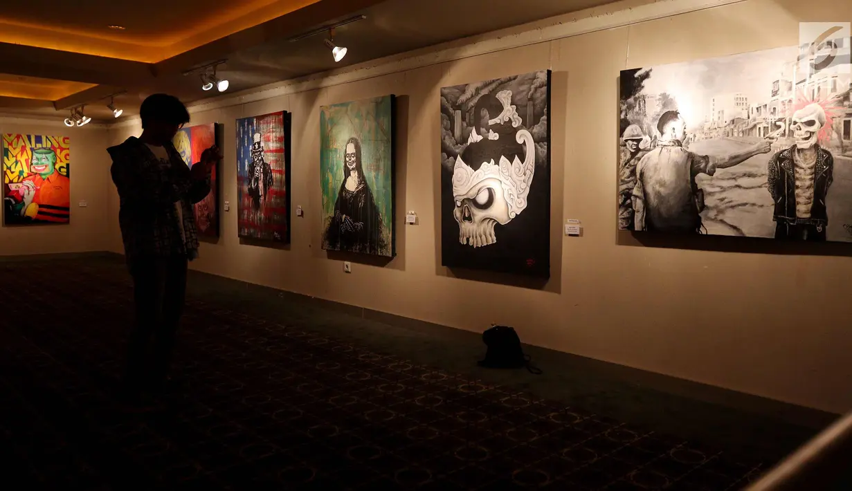 Pengunjung melihat Pameran Visual bertajuk "Pang! No Border, No Class" yang di selenggarakan di Galeri Cipta 3, Tim, Jakarta Pusat (22/4). Pameran ini di gelar sampai tanggal 30 April 2018 mendatang. (Liputan6.com/Johan Tallo)