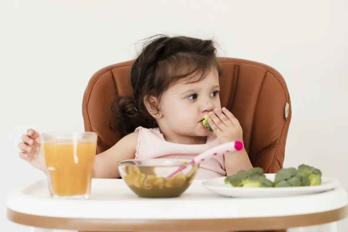 bayi makan