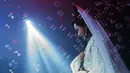 Peserta waria atau transgender beraksi di atas panggung saat mengikuti kontes Big Queen di Shanghai, Cina (25/4). Acara ini digelar sebagai dukungan terhadap kaum LGBT di Cina. (Johannes Eisele/AFP)