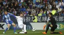 Pemain Real Madrid, Sergio Ramos (tengah) berusaha menghalau bola dari kejaran pemain Malaga, Maxime Lestienne (kiri) pada lanjutan La Liga Santander di Rosaleda stadium, Malaga, (15/4/2018). Madrid menang 2-1. (AP/Miguel Morenatti)