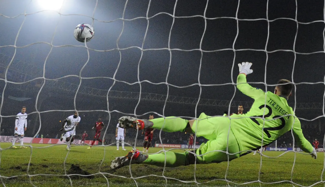 Pada menit ke-56 Armenia berhasil memperkecil skor menjadi 1-3. Gol dicetak oleh Henrikh Mkhitaryan yang menaklukkan Marc-Andre ter Stegen melalui eksekusi penalti. Penalti diberikan usai David Terteryan dijatuhkan Florian Neuhaus di dalam kotak penalti. (AP/Hakob Berberyan)