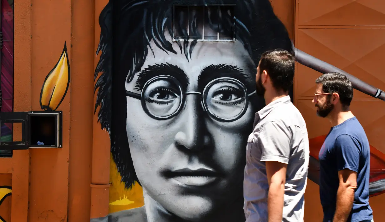 Mural potret John Lennon saat Festival Aliados di San Jose, Costa Rica (11/3). Acara ini bertujuan untuk memperat hubungan antar negara khusus para seniman mural. (AFP Photo/Ezequiel Becerra)