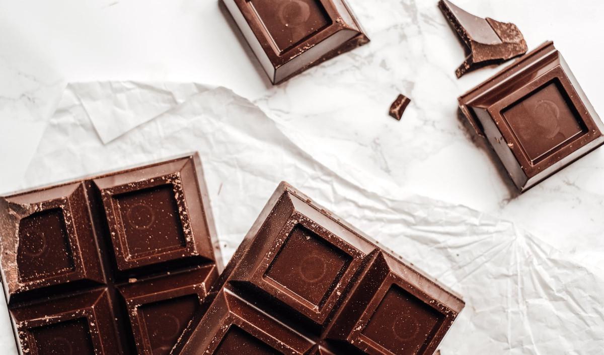 7.&nbsp;Cokelat tinggi gula