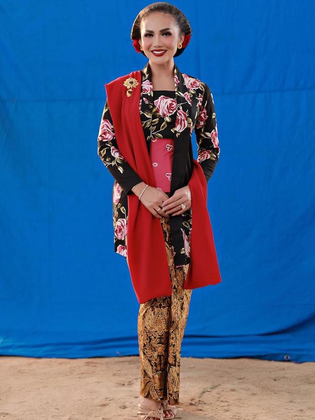 6 Potret Krisdayanti dalam Balutan Kebaya Tradisional, Elegan Penuh Keanggunan (instagram/krisdayantilemos).