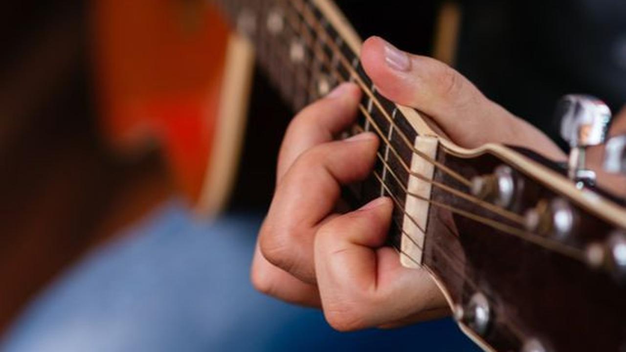 Bermain Alat Musik