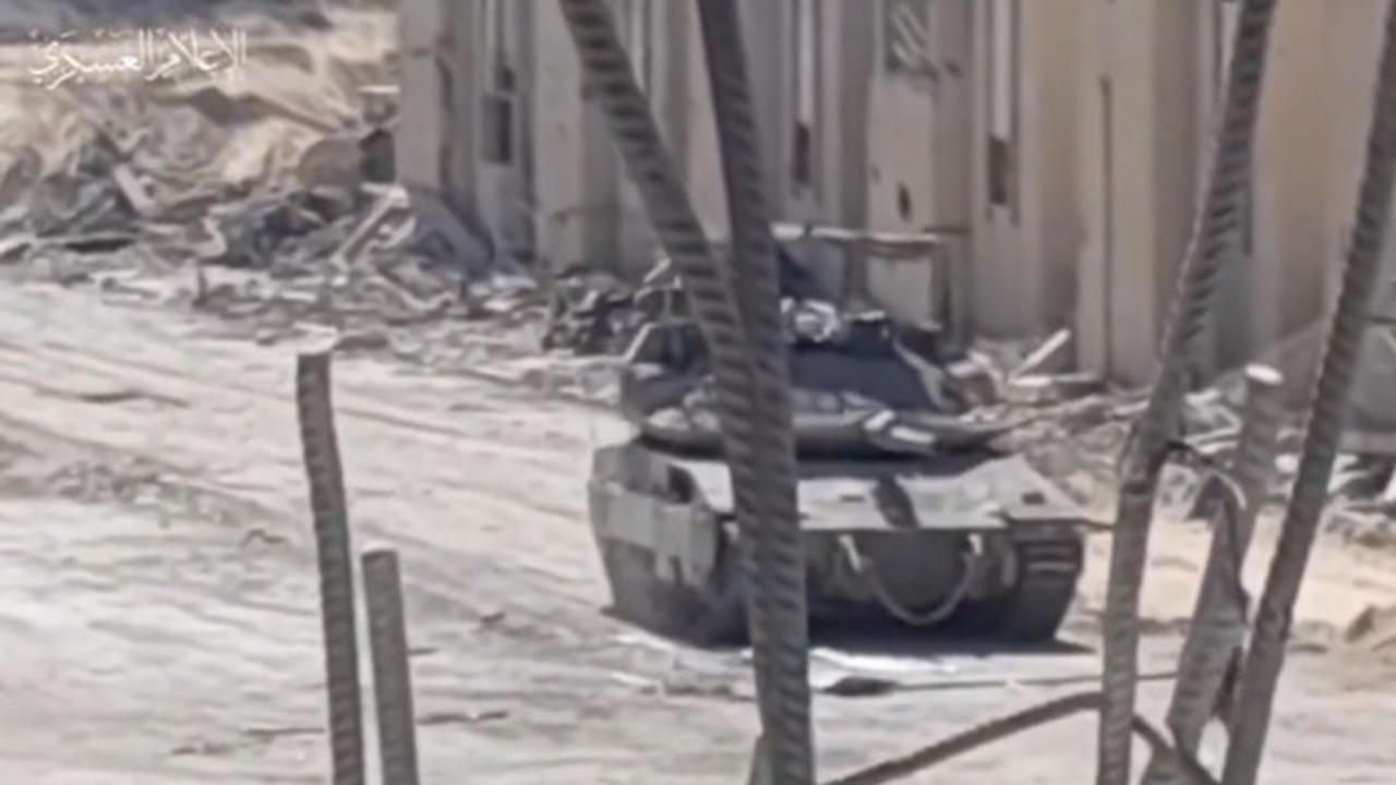 Tak Cuma Sekali, ini Rekaman Video Pejuang Hamas dengan Beraninya Berkali-kali Pasang Bom Langsung di Tank Israel lalu Meledakannya