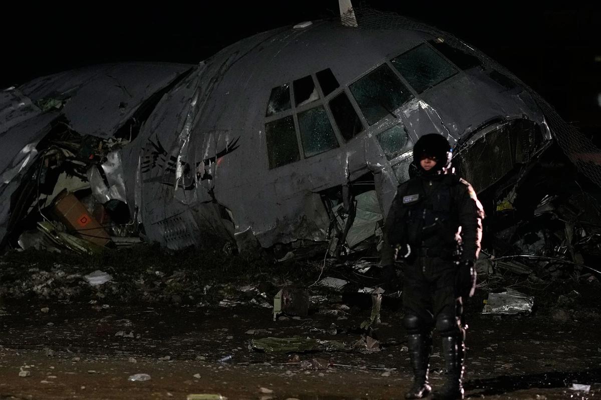 FOTO: Pesawat Militer Pembawa Uang Jatuh di Bolivia, 15 Orang Tewas