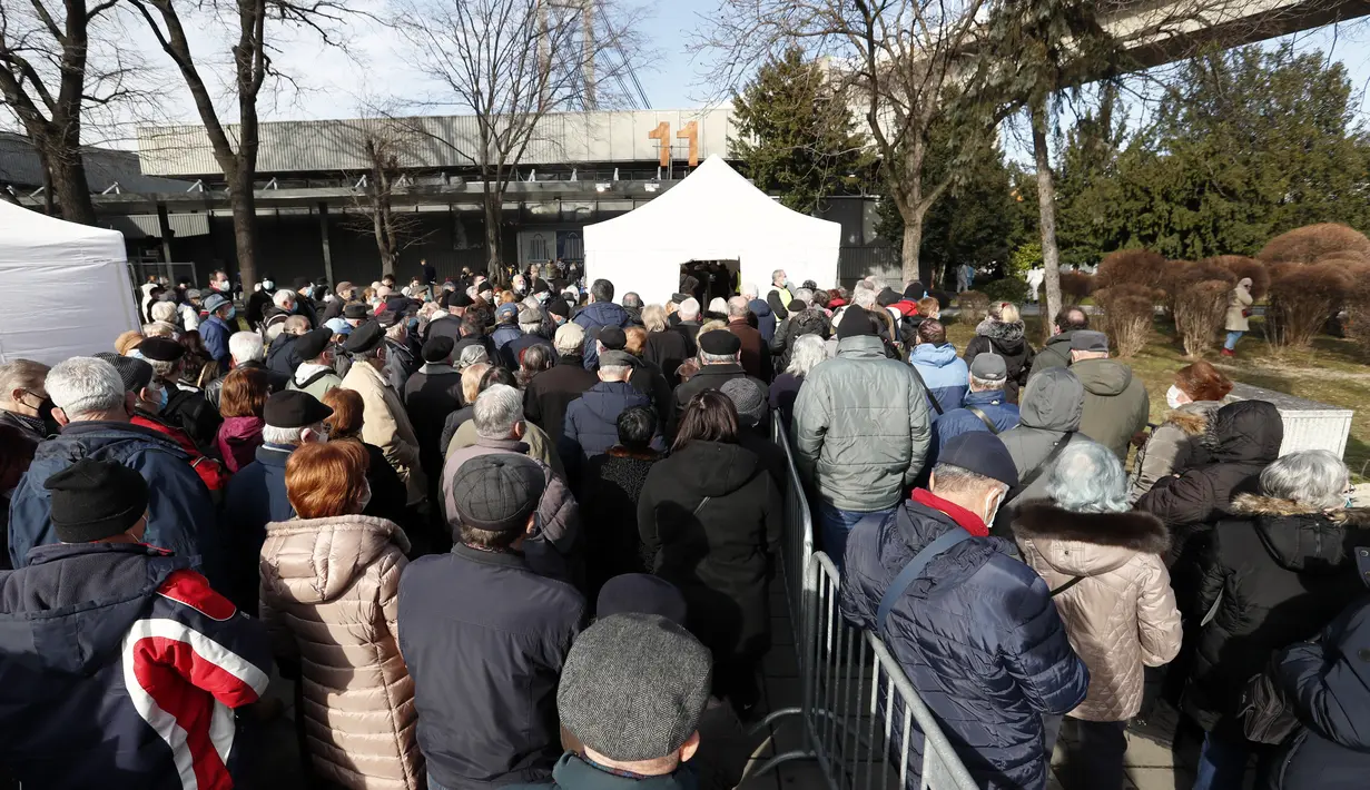 Orang-orang menunggu untuk mendapatkan vaksin COVID-19, di pusat vaksinasi darurat Belgrade Fair, di Beograd, Serbia, Senin (25/1/2021). Serbia adalah negara Eropa pertama yang menerima vaksin COVID-19 Sinopharm China untuk program inokulasi massal. (AP Photo/Darko Vojinovic)